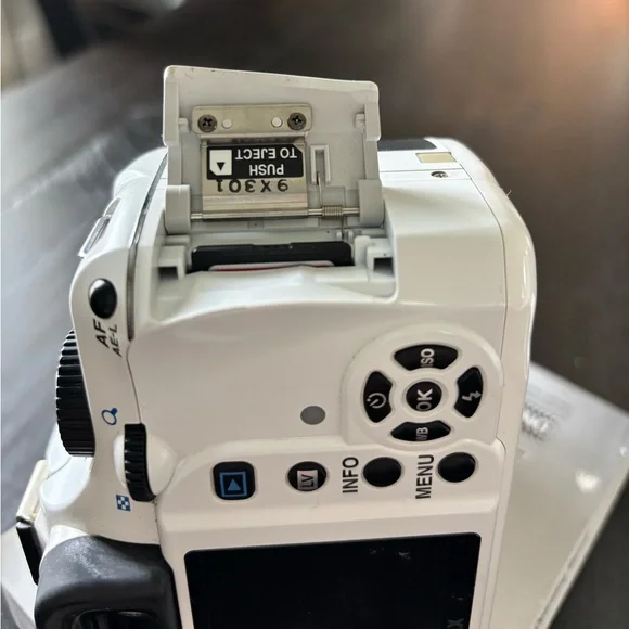 PENTAX K-x 12.4MP 18-55mm Lens White DSLR Camera Excellent Condition